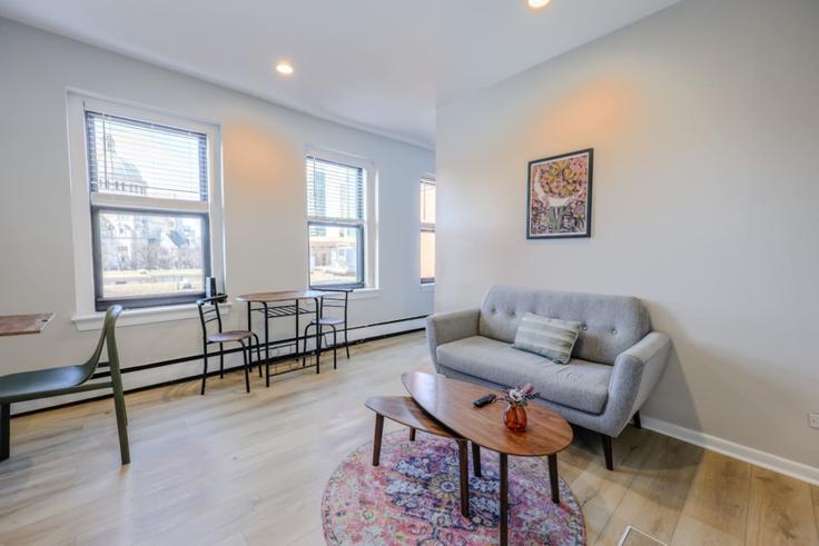 Salle de séjour élégante avec mobilier moderne dans un appartement à Building Saint Botolph Street - healinghomesofboston - 1363413 à Boston, Boston