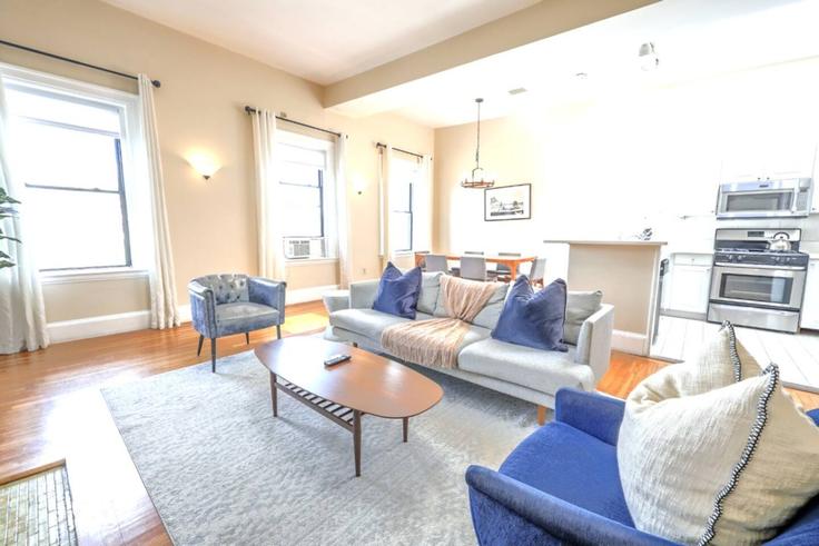 Elegante sala de estar con mobiliario moderno en un apartamento en Building Commonwealth Avenue - healinghomesofboston - 1540764 en Boston, Boston Elegante sala de estar con mobiliario moderno en un apartamento en Building Commonwealth Avenue - healinghomesofboston - 1540764 en Boston, Boston