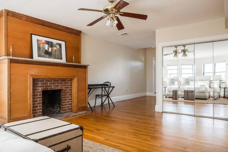Elegant gestaltetes Wohnzimmer mit moderner Einrichtung in einer Wohnung im Building Commonwealth Avenue - healinghomesofboston - 1540764 in Boston, Boston Elegant gestaltetes Wohnzimmer mit moderner Einrichtung in einer Wohnung im Building Commonwealth Avenue - healinghomesofboston - 1540764 in Boston, Boston