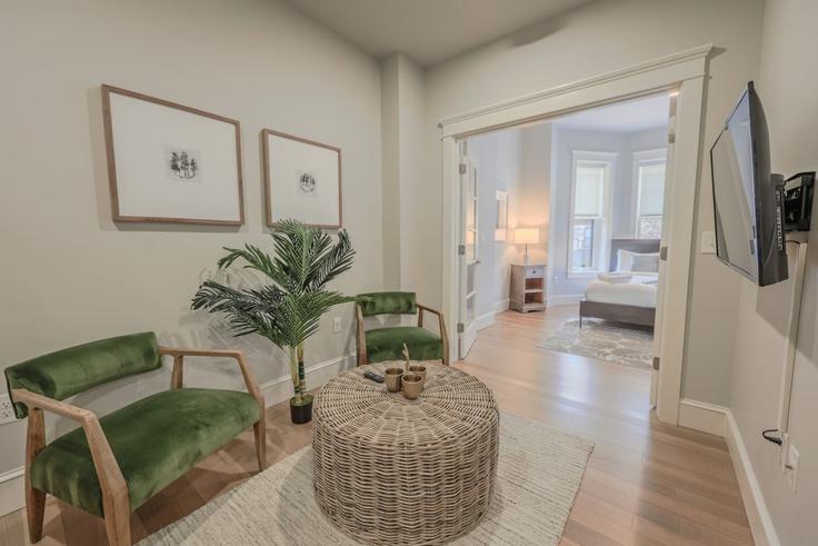 Boston BostonのBuilding Newbury Street - healinghomesofboston - 1541050のアパートメントにある、モダンな家具を備えたエレガントなデザインのリビングルーム