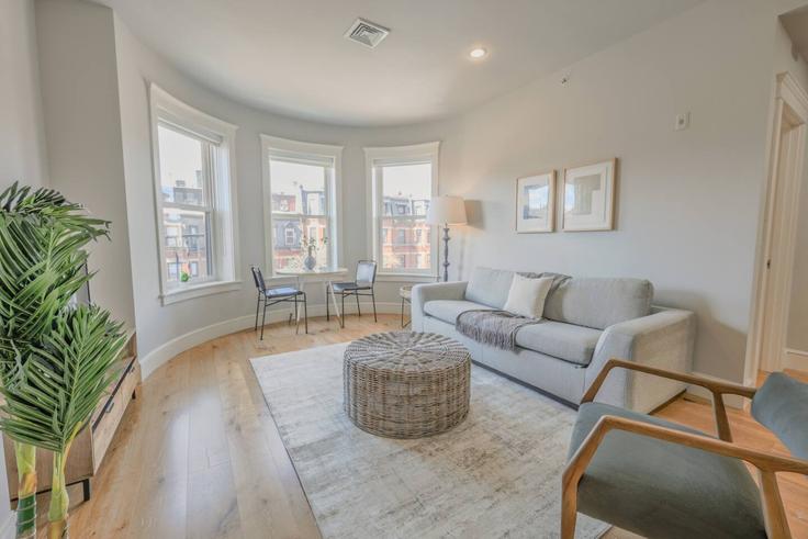 Salle de séjour élégante avec mobilier moderne dans un appartement à Building Newbury Street - healinghomesofboston - 1541051 à Boston, Boston Salle de séjour élégante avec mobilier moderne dans un appartement à Building Newbury Street - healinghomesofboston - 1541051 à Boston, Boston