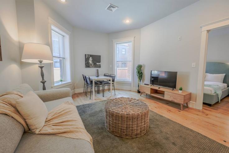 Elegante sala de estar con mobiliario moderno en un apartamento en Building Newbury Street - healinghomesofboston - 1541052 en Boston, Boston