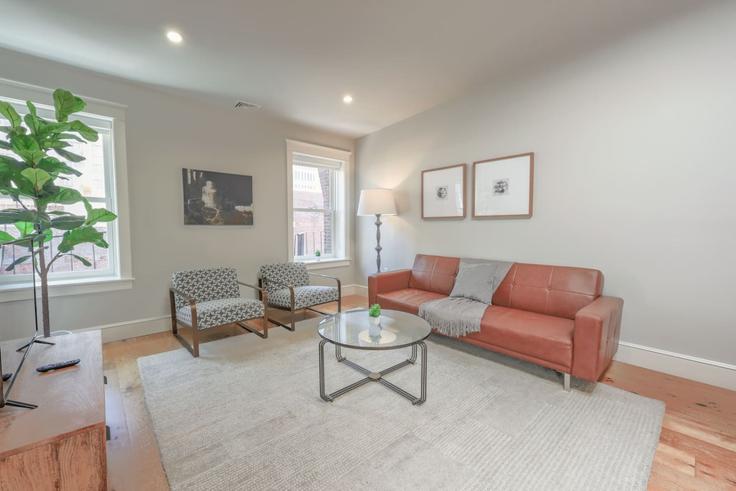 Boston, Boston에 위치한 Building Newbury Street - healinghomesofboston - 1541054 유닛의 세련된 인테리어가 돋보이는 거실