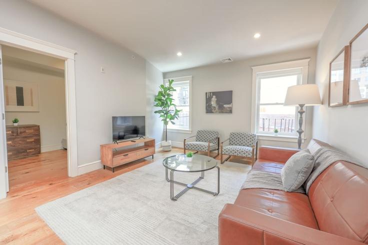 Elegant gestaltetes Wohnzimmer mit moderner Einrichtung in einer Wohnung im Building Newbury Street - healinghomesofboston - 1541054 in Boston, Boston Elegant gestaltetes Wohnzimmer mit moderner Einrichtung in einer Wohnung im Building Newbury Street - healinghomesofboston - 1541054 in Boston, Boston