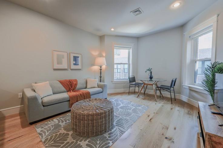 Boston, Boston에 위치한 Building Newbury Street - healinghomesofboston - 1541055 유닛의 세련된 인테리어가 돋보이는 거실