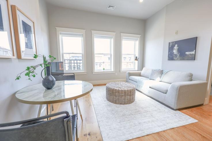 Boston, Boston에 위치한 Building Newbury Street - healinghomesofboston - 1541058 유닛의 세련된 인테리어가 돋보이는 거실
