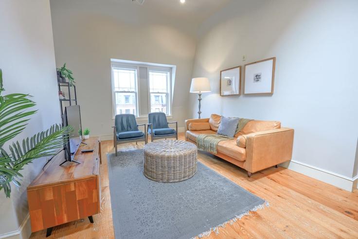 Sala de estar elegantemente projetada com móveis modernos em um apartamento no Building Newbury Street - healinghomesofboston - 1541059 em Boston, Boston