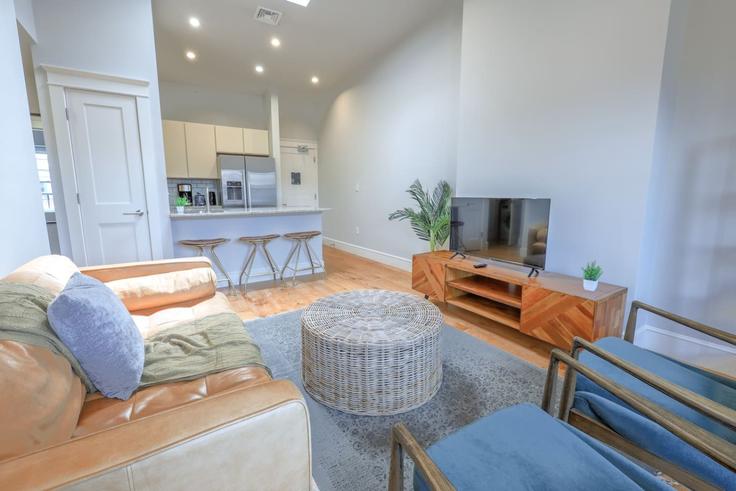 Elegante sala de estar con mobiliario moderno en un apartamento en Building Newbury Street - healinghomesofboston - 1541059 en Boston, Boston