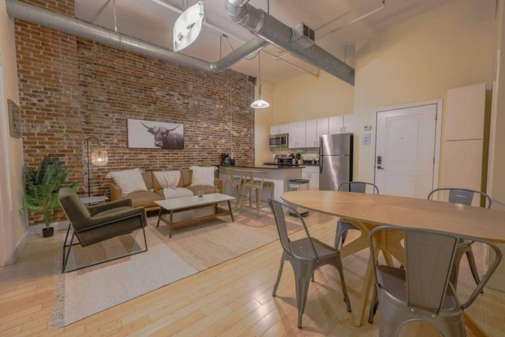 Salle de séjour élégante avec mobilier moderne dans un appartement à Building Temple Place - healinghomesofboston - 1541929 à Boston, Boston