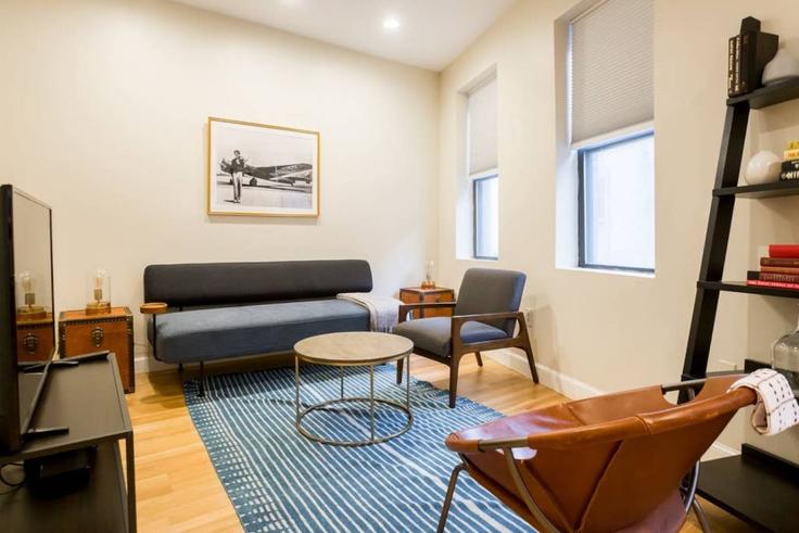 Boston BostonのBuilding Lewis Street - healinghomesofboston - 1581380のアパートメントにある、モダンな家具を備えたエレガントなデザインのリビングルーム