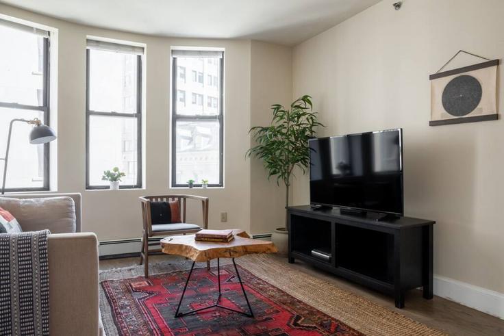 Boston, Boston에 위치한 Building Milk Street - healinghomesofboston - 1076590 - BOS 유닛의 세련된 인테리어가 돋보이는 거실 Boston, Boston에 위치한 Building Milk Street - healinghomesofboston - 1076590 - BOS 유닛의 세련된 인테리어가 돋보이는 거실