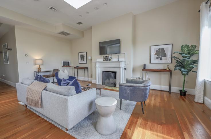 Boston BostonのBuilding Commonwealth Avenue - healinghomesofboston - 1076598 - BOSのアパートメントにある、モダンな家具を備えたエレガントなデザインのリビングルーム Boston BostonのBuilding Commonwealth Avenue - healinghomesofboston - 1076598 - BOSのアパートメントにある、モダンな家具を備えたエレガントなデザインのリビングルーム