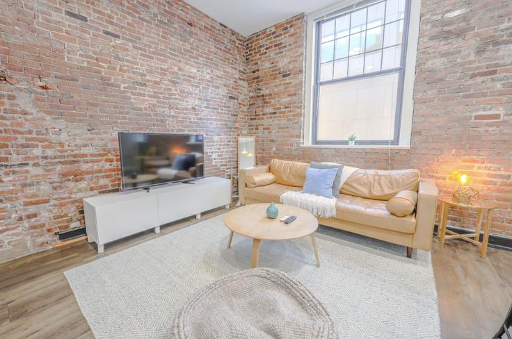 Boston, Boston에 위치한 Building Hamilton Place - healinghomesofboston - 1076616 - BOS 유닛의 세련된 인테리어가 돋보이는 거실 Boston, Boston에 위치한 Building Hamilton Place - healinghomesofboston - 1076616 - BOS 유닛의 세련된 인테리어가 돋보이는 거실