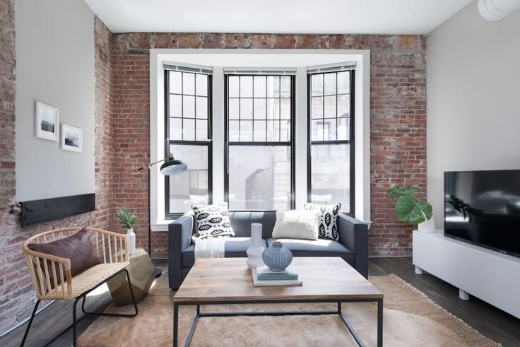 Salle de séjour élégante avec mobilier moderne dans un appartement à Building Hamilton Place - healinghomesofboston - 1076623 - BOS à Boston, Boston Salle de séjour élégante avec mobilier moderne dans un appartement à Building Hamilton Place - healinghomesofboston - 1076623 - BOS à Boston, Boston