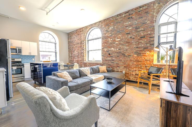 Boston BostonのBuilding Hamilton Place - healinghomesofboston - 1076639のアパートメントにある、モダンな家具を備えたエレガントなデザインのリビングルーム Boston BostonのBuilding Hamilton Place - healinghomesofboston - 1076639のアパートメントにある、モダンな家具を備えたエレガントなデザインのリビングルーム