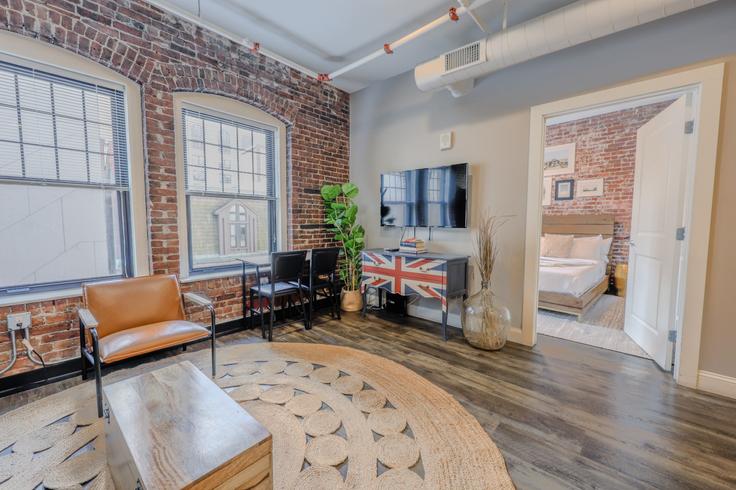 Salle de séjour élégante avec mobilier moderne dans un appartement à Building Hamilton Place - healinghomesofboston - 1076661 - BOS à Boston, Boston Salle de séjour élégante avec mobilier moderne dans un appartement à Building Hamilton Place - healinghomesofboston - 1076661 - BOS à Boston, Boston