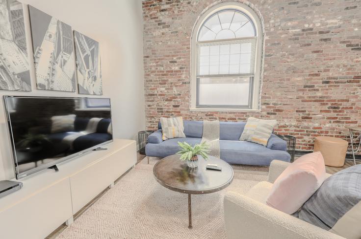 Boston, Boston에 위치한 Building Hamilton Place - healinghomesofboston - 1076669 - BOS 유닛의 세련된 인테리어가 돋보이는 거실 Boston, Boston에 위치한 Building Hamilton Place - healinghomesofboston - 1076669 - BOS 유닛의 세련된 인테리어가 돋보이는 거실
