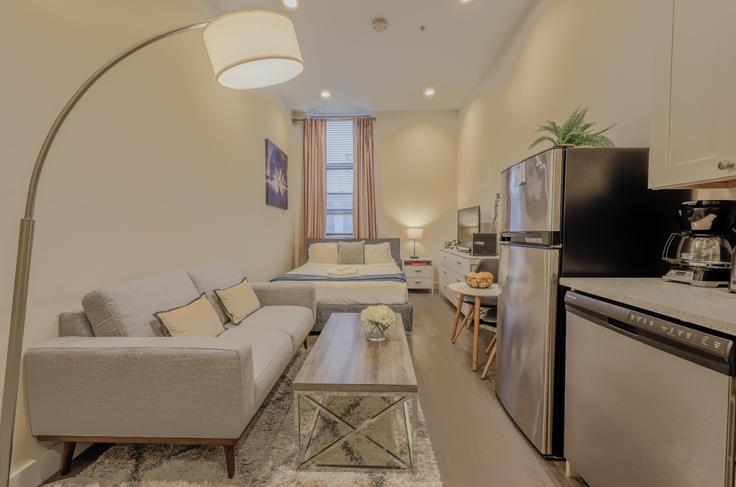 Boston, Boston에 위치한 Building Arch Street - healinghomesofboston - 1076626 - BOS 아파트의 세련된 인테리어가 돋보이는 거실 Boston, Boston에 위치한 Building Arch Street - healinghomesofboston - 1076626 - BOS 아파트의 세련된 인테리어가 돋보이는 거실