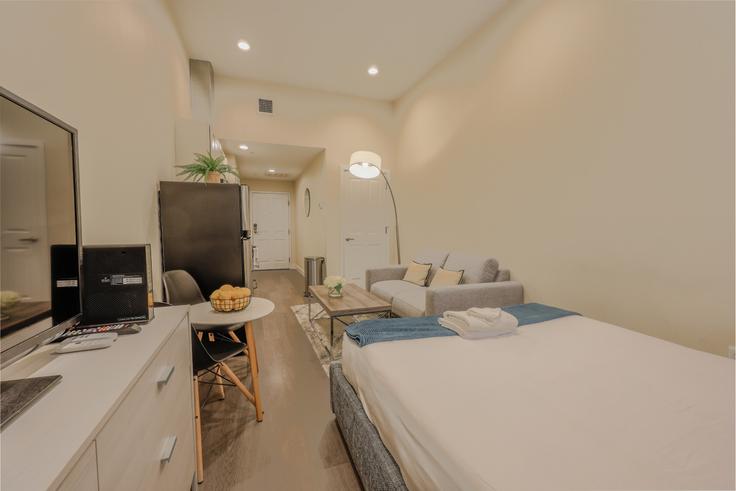 Elegant gestaltetes Wohnzimmer mit moderner Einrichtung in einer Wohnung im Building Arch Street - healinghomesofboston - 1076626 - BOS in Boston, Boston Elegant gestaltetes Wohnzimmer mit moderner Einrichtung in einer Wohnung im Building Arch Street - healinghomesofboston - 1076626 - BOS in Boston, Boston