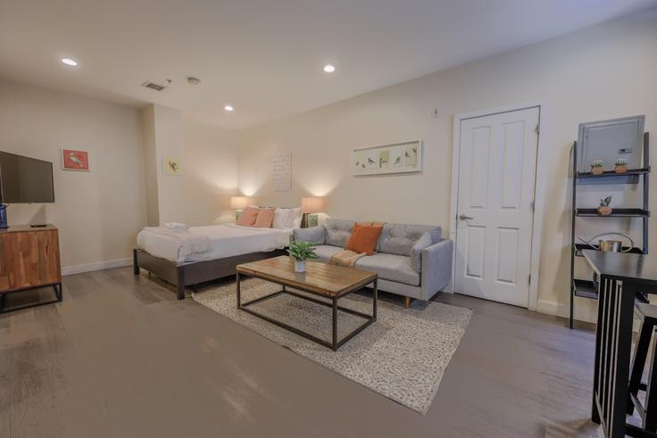 Elegant gestaltetes Wohnzimmer mit moderner Einrichtung in einer Wohnung im Building Arch Street - healinghomesofboston - 1076629 - BOS in Boston, Boston