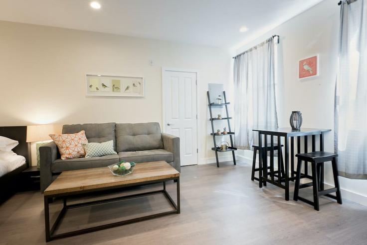 Elegant gestaltetes Wohnzimmer mit moderner Einrichtung in einer Wohnung im Building Arch Street - healinghomesofboston - 1076629 - BOS in Boston, Boston Elegant gestaltetes Wohnzimmer mit moderner Einrichtung in einer Wohnung im Building Arch Street - healinghomesofboston - 1076629 - BOS in Boston, Boston