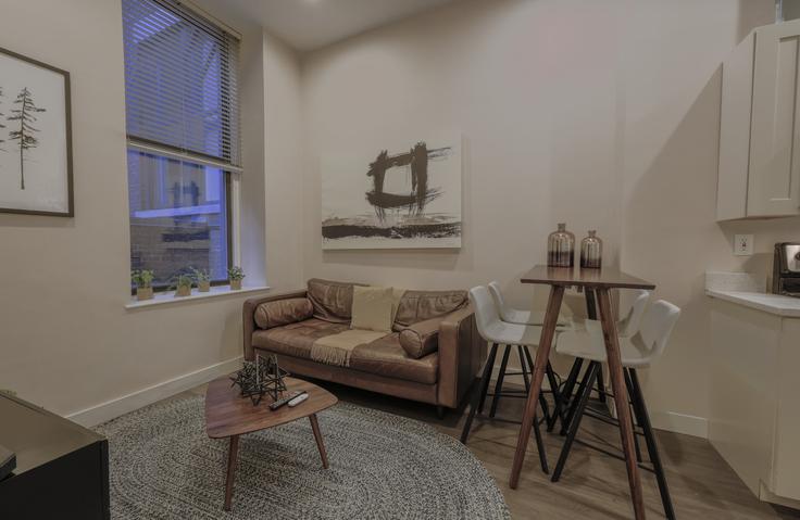 Elegante sala de estar con mobiliario moderno en un apartamento en Building Arch Street - healinghomesofboston - 1076634 - BOS en Boston, Boston Elegante sala de estar con mobiliario moderno en un apartamento en Building Arch Street - healinghomesofboston - 1076634 - BOS en Boston, Boston