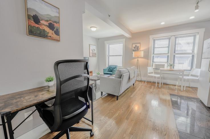 Elegante sala de estar con mobiliario moderno en un apartamento en Building Dartmouth Street - healinghomesofboston - 1076668 - BOS en Boston, Boston Elegante sala de estar con mobiliario moderno en un apartamento en Building Dartmouth Street - healinghomesofboston - 1076668 - BOS en Boston, Boston