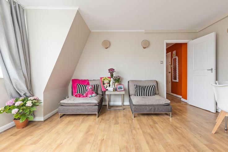 Building Westbourne Terrace - heaven-host-limited - 1499777 adresindeki bir dairede modern mobilyalarla zarif bir şekilde tasarlanmış oturma odası City of Westminster, London