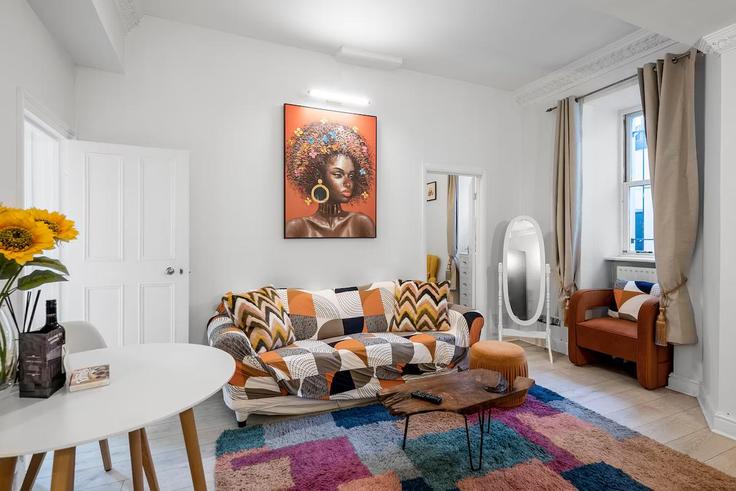 Elegante sala de estar con mobiliario moderno en un apartamento en Building Gloucester Terrace - heaven-host-limited - 1499788 en City of Westminster, London