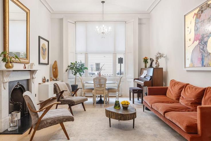 Elegante sala de estar con mobiliario moderno en un apartamento en Building Redan Place - heaven-host-limited - 1499773 en City of Westminster, London