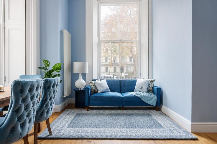 Elegant gestaltetes Wohnzimmer mit moderner Einrichtung in einer Wohnung im Building Westbourne Terrace - heaven-host-limited - 1499774 in City of Westminster, London Elegant gestaltetes Wohnzimmer mit moderner Einrichtung in einer Wohnung im Building Westbourne Terrace - heaven-host-limited - 1499774 in City of Westminster, London