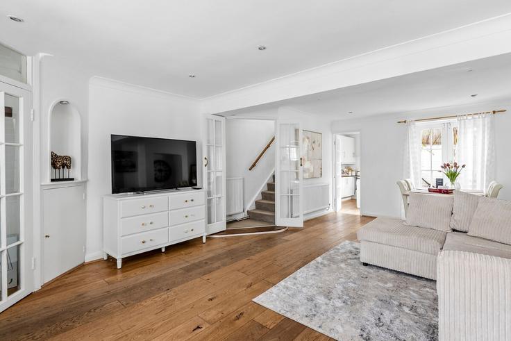 Elegante sala de estar con mobiliario moderno en un apartamento en Building Earls Court Road - heaven-host-limited - 1499787 en Royal Borough of Kensington and Chelsea, London