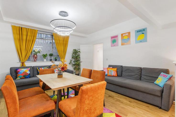 Building Westbourne Terrace - heaven-host-limited - 1499783 adresindeki bir dairede modern mobilyalarla zarif bir şekilde tasarlanmış oturma odası City of Westminster, London