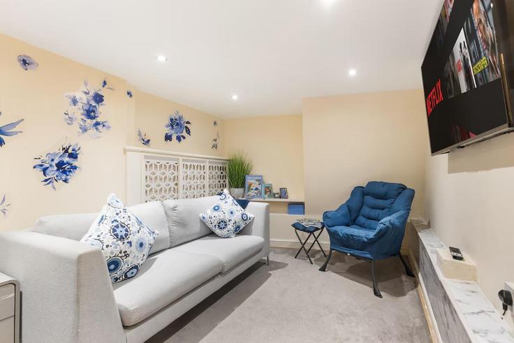 Elegante sala de estar con mobiliario moderno en un apartamento en Building Earls Court Road - heaven-host-limited - 1499770 en Royal Borough of Kensington and Chelsea, London