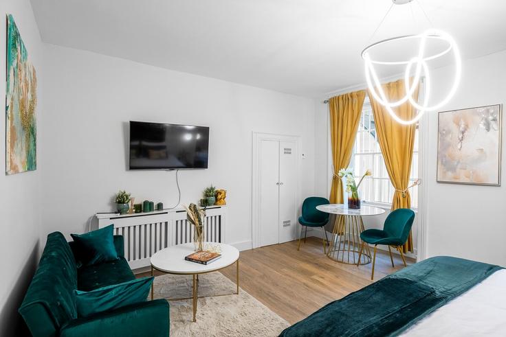 Salle de séjour élégante avec mobilier moderne dans un appartement à Building Montagu Square - heaven-host-limited - 1625931 à City of Westminster, London