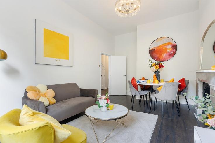 Sala de estar elegantemente projetada com móveis modernos em um apartamento no Building Dartmouth Close - heaven-host-limited - 1499776 em City of Westminster, London Sala de estar elegantemente projetada com móveis modernos em um apartamento no Building Dartmouth Close - heaven-host-limited - 1499776 em City of Westminster, London