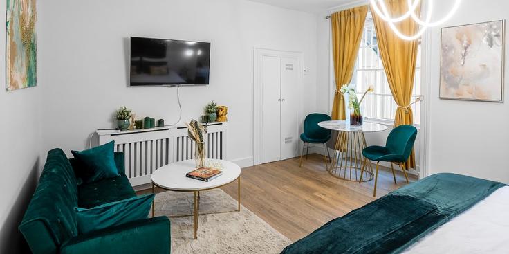 Building York Street - heaven-host-limited - 1499789 adresindeki bir dairede modern mobilyalarla zarif bir şekilde tasarlanmış oturma odası City of Westminster, London