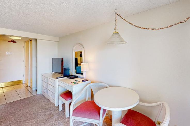 Elegant gestaltetes Wohnzimmer mit moderner Einrichtung in einer Wohnung im Building Seaside Avenue - heavenly-vacations - 1608461 in Honolulu, Honolulu Elegant gestaltetes Wohnzimmer mit moderner Einrichtung in einer Wohnung im Building Seaside Avenue - heavenly-vacations - 1608461 in Honolulu, Honolulu
