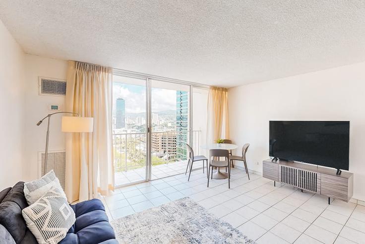 Elegant gestaltetes Wohnzimmer mit moderner Einrichtung in einer Wohnung im Building Kalākaua Avenue - heavenly-vacations - 1608459 in Honolulu, Honolulu Elegant gestaltetes Wohnzimmer mit moderner Einrichtung in einer Wohnung im Building Kalākaua Avenue - heavenly-vacations - 1608459 in Honolulu, Honolulu