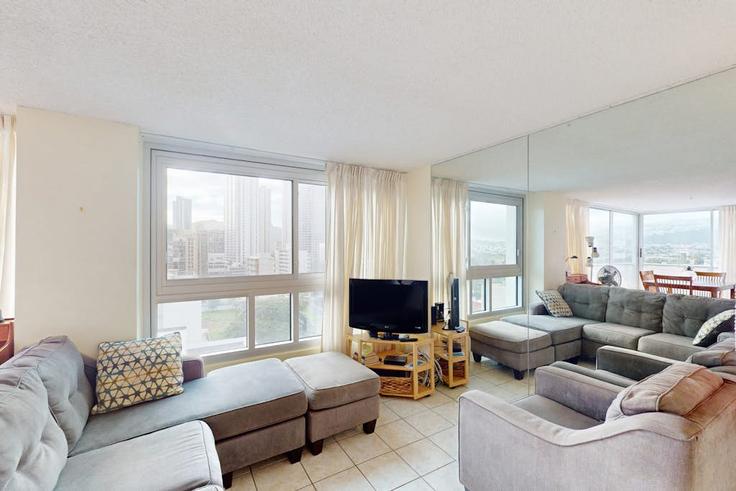 Elegant gestaltetes Wohnzimmer mit moderner Einrichtung in einer Wohnung im Building Tusitala Street - heavenly-vacations - 1608463 in Honolulu, Honolulu Elegant gestaltetes Wohnzimmer mit moderner Einrichtung in einer Wohnung im Building Tusitala Street - heavenly-vacations - 1608463 in Honolulu, Honolulu