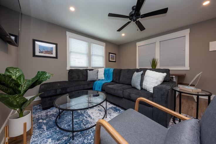 Elegante sala de estar con mobiliario moderno en un apartamento en Building Simpson Avenue - heightened-hospitality - 1309005 - USA en Ocean City, Ocean City