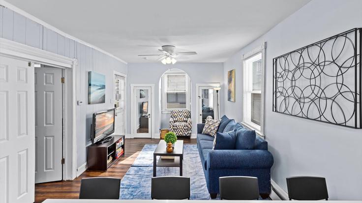 Ventnor City Ventnor CityのBuilding North Dorset Avenue - heightened-hospitality - 1309019 - USAのアパートメントにある、モダンな家具を備えたエレガントなデザインのリビングルーム