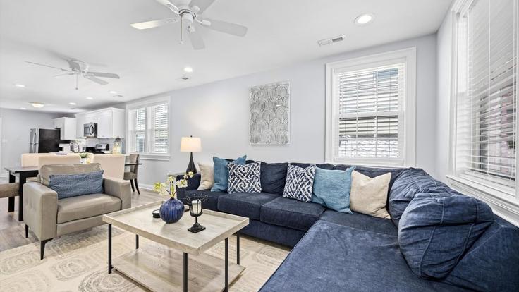 Ocean City Ocean CityのBuilding Wesley Road - heightened-hospitality - 1308994 - USAのアパートメントにある、モダンな家具を備えたエレガントなデザインのリビングルーム