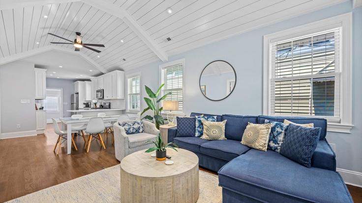 Ocean City Ocean CityのBuilding Wesley Road - heightened-hospitality - 1309007 - USAのアパートメントにある、モダンな家具を備えたエレガントなデザインのリビングルーム