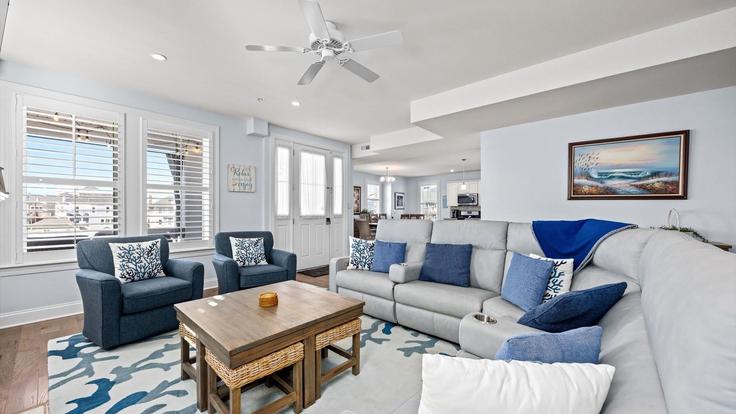 Salle de séjour élégante avec mobilier moderne dans un appartement à Building East 8th Street - heightened-hospitality - 1377379 à Ocean City, Ocean City