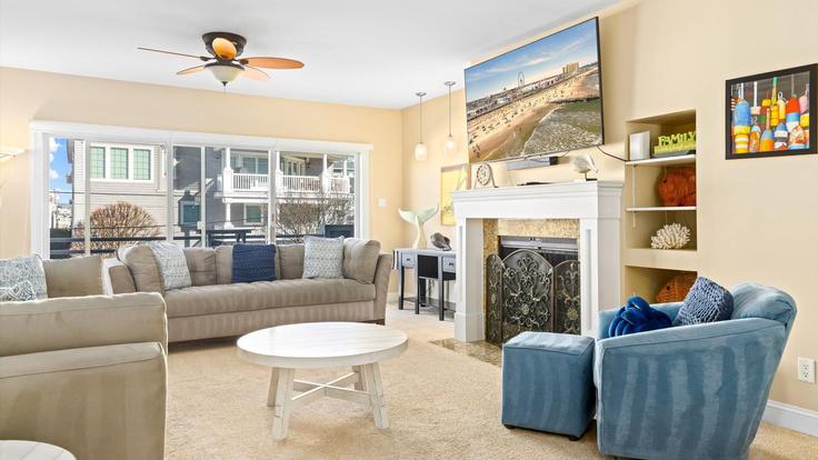 Ocean City Ocean CityのBuilding Boardwalk - heightened-hospitality - 1309012 - USAのアパートメントにある、モダンな家具を備えたエレガントなデザインのリビングルーム