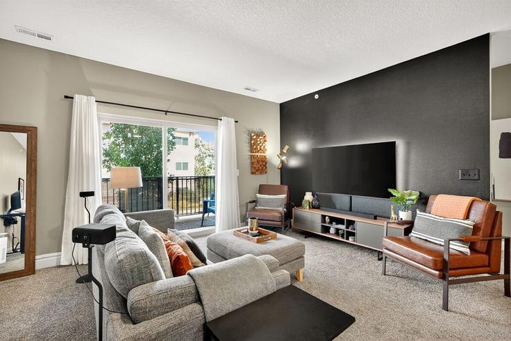 Elegant gestaltetes Wohnzimmer mit moderner Einrichtung in einer Wohnung im Building Cascade Avenue - hello-neighbor-real-estate-group - 1288620 - USA in West Des Moines, West Des Moines