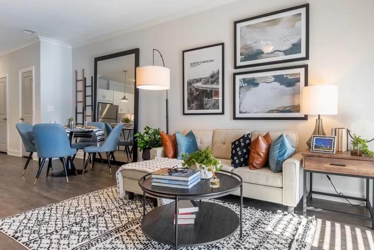 Fayetteville FayettevilleのBuilding Valentina Way - herehomes - 1381371のアパートメントにある、モダンな家具を備えたエレガントなデザインのリビングルーム