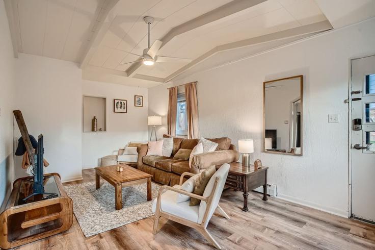 Sala de estar elegantemente projetada com móveis modernos em um apartamento no Building Oak Street - heres-the-deal-real-estate - 1604887 em Lakewood, Lakewood Sala de estar elegantemente projetada com móveis modernos em um apartamento no Building Oak Street - heres-the-deal-real-estate - 1604887 em Lakewood, Lakewood
