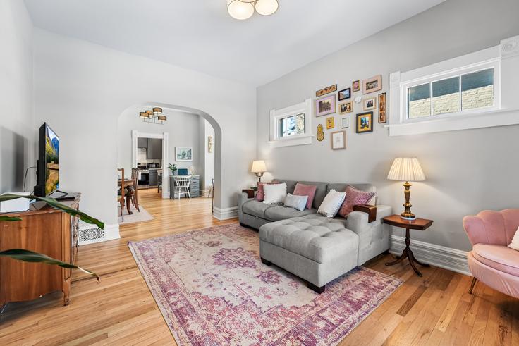 Elegant gestaltetes Wohnzimmer mit moderner Einrichtung in einer Wohnung im Building West 4th Avenue - heres-the-deal-real-estate - 1604798 in Denver, Denver Elegant gestaltetes Wohnzimmer mit moderner Einrichtung in einer Wohnung im Building West 4th Avenue - heres-the-deal-real-estate - 1604798 in Denver, Denver